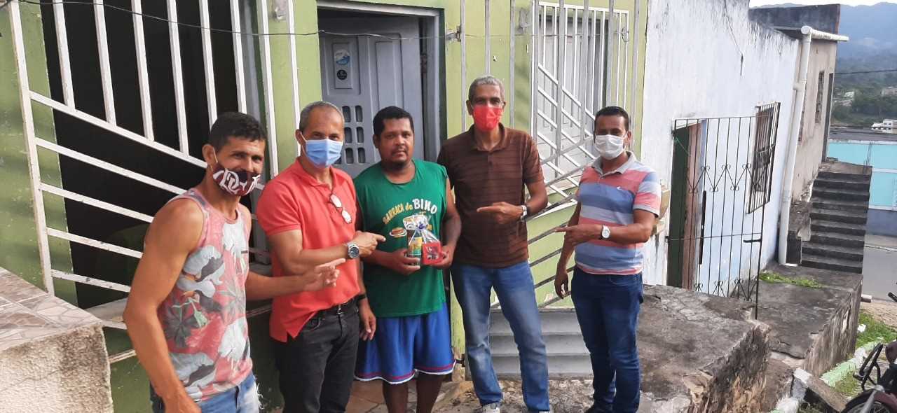 Camacã: Garis são homenageados em suas casas